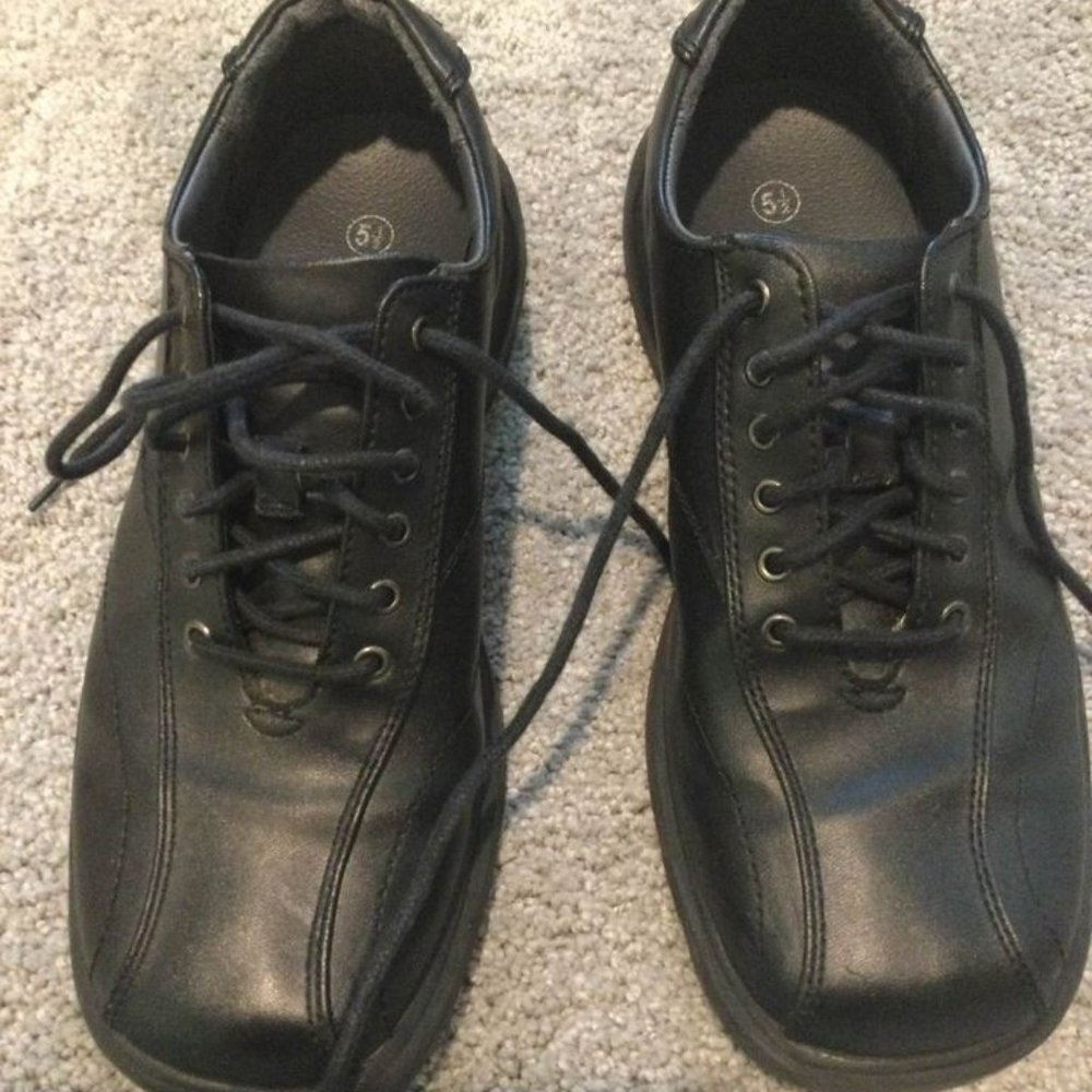 Young men’s/youth dress shoes size 5.5